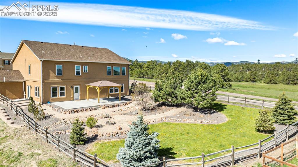 Image 40 of 44: Large, fenced back yard!
