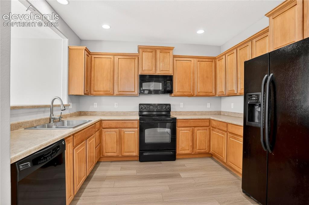 Image 12 of 41: Dining area.