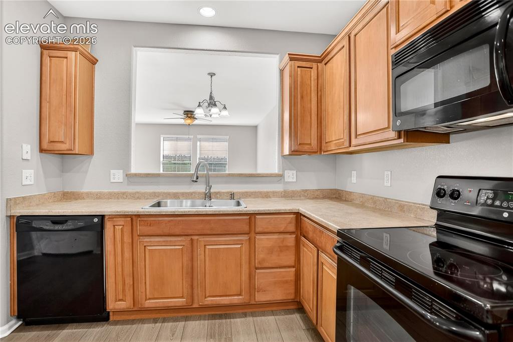 Image 14 of 41: Kitchen.