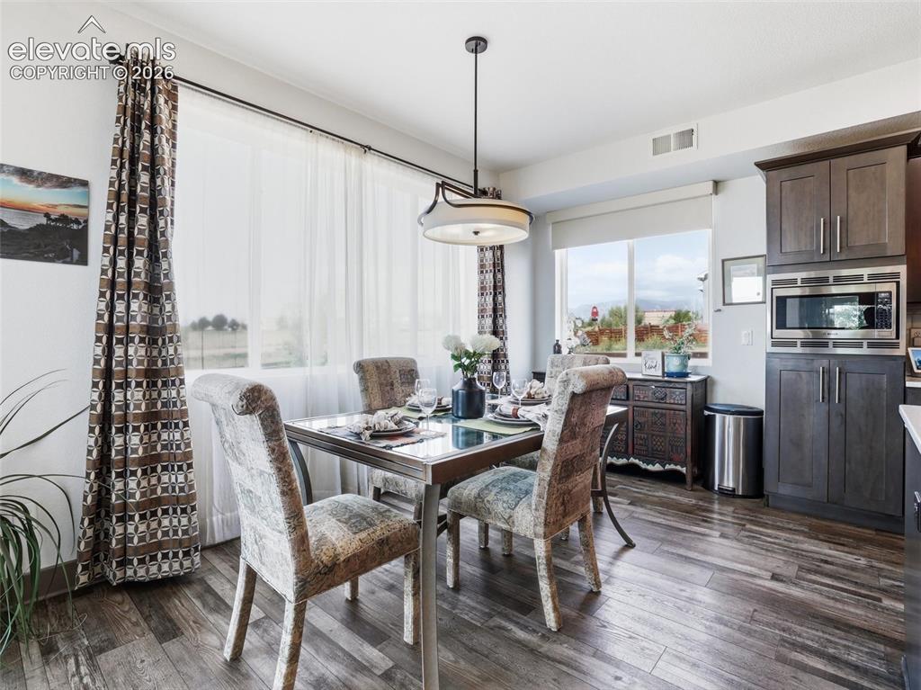 Image 12 of 45: Dining Area