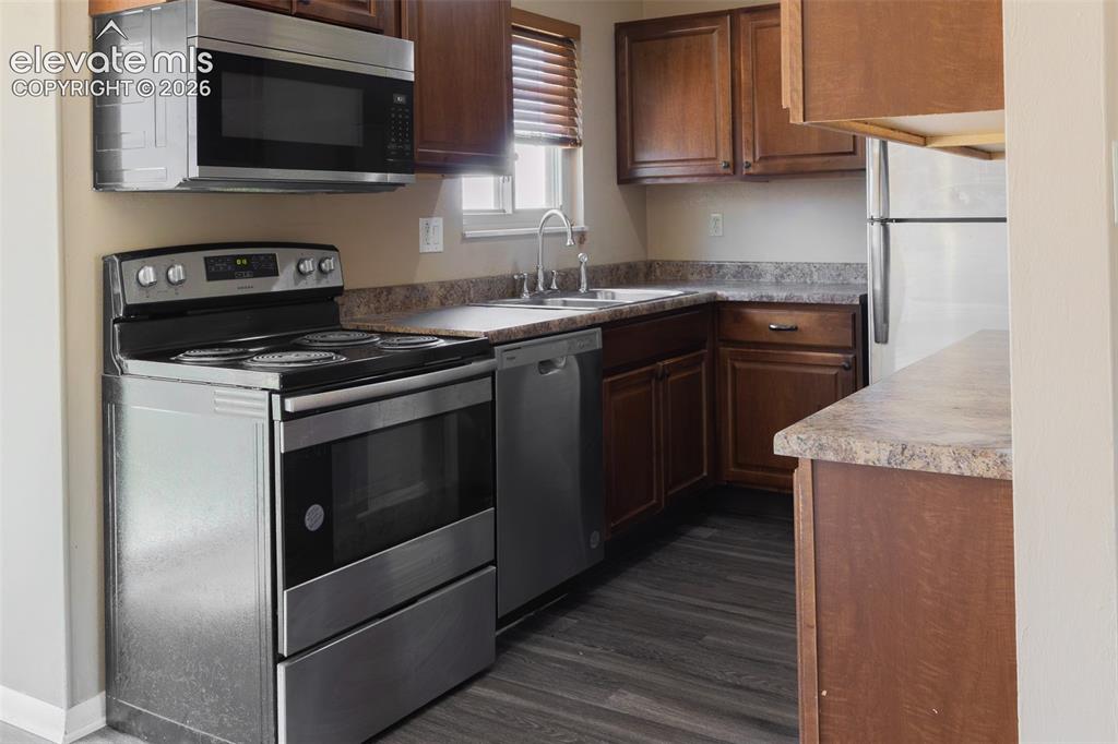 Image 7 of 38: Kitchen