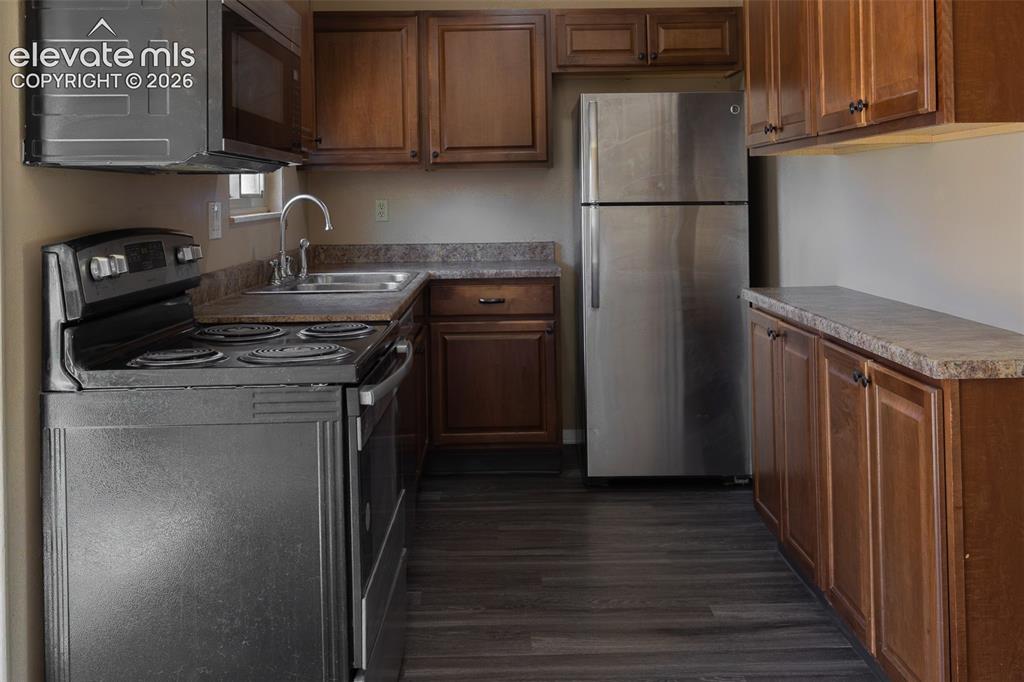 Image 8 of 38: Kitchen