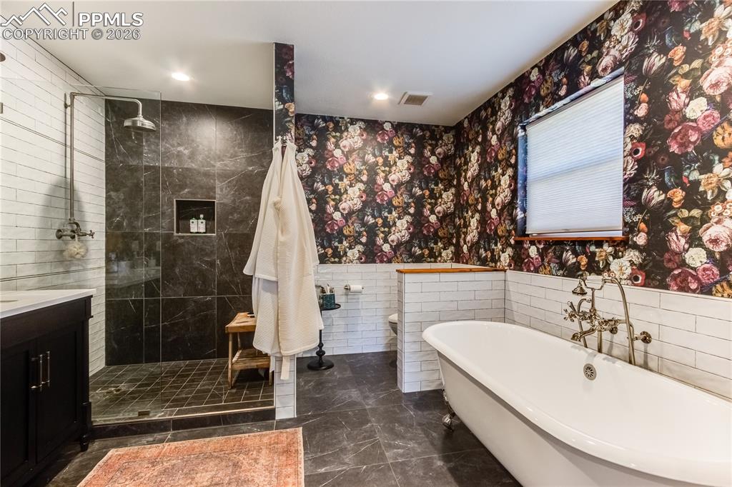 Image 16 of 48: Kitchen