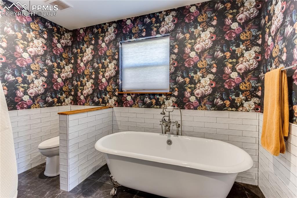 Image 17 of 48: Kitchen