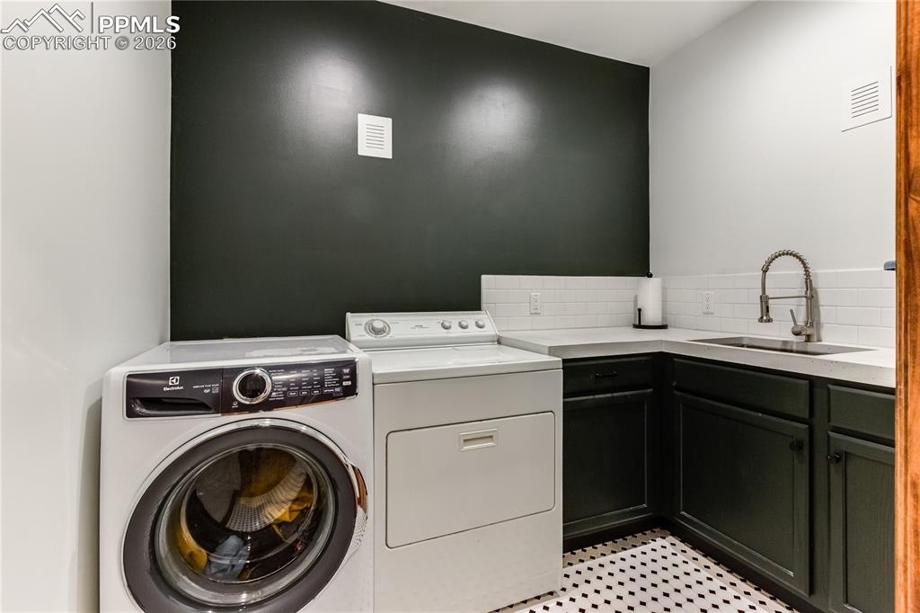 Image 32 of 48: Office