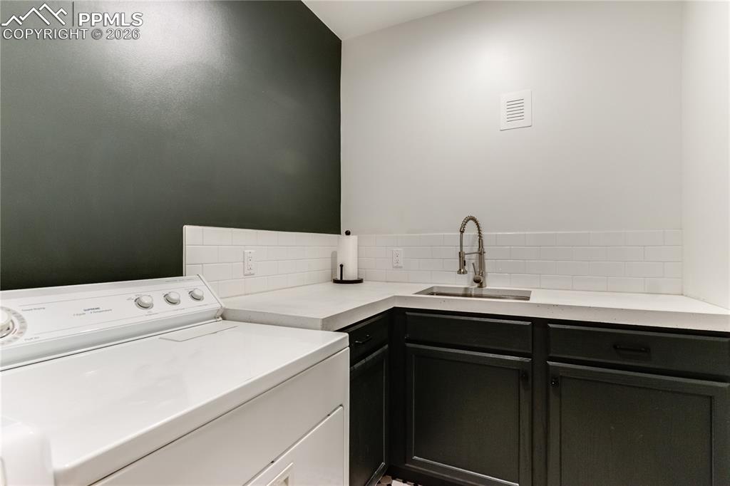 Image 33 of 48: Office