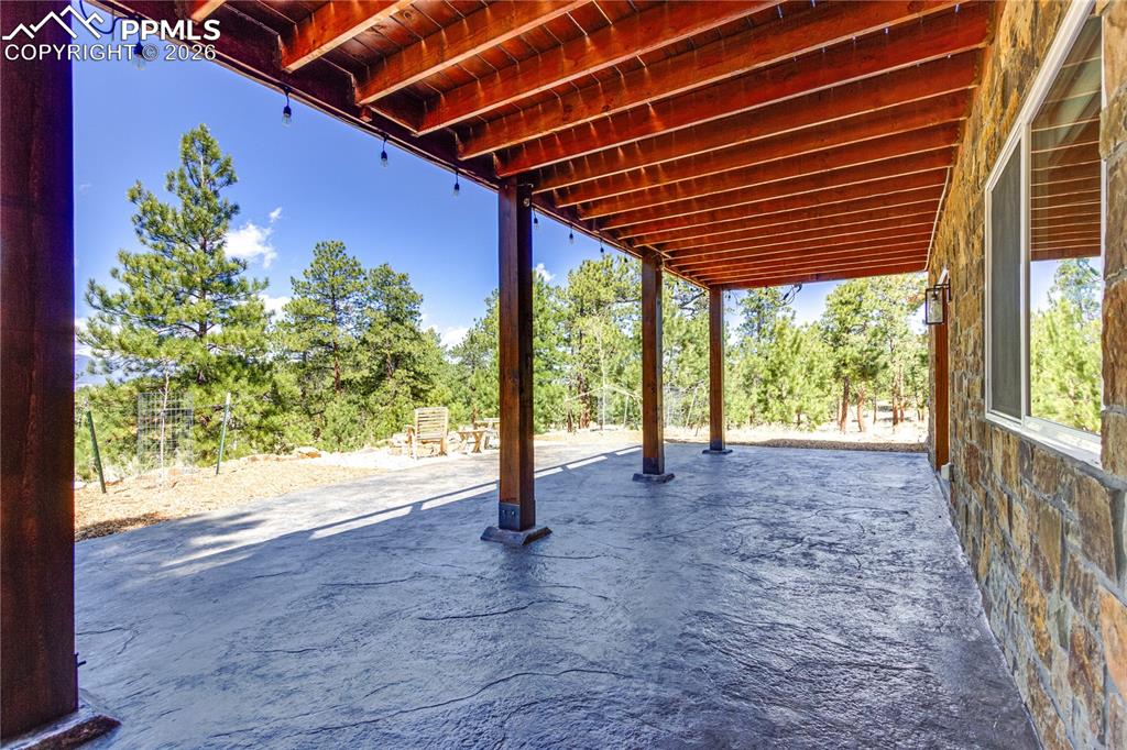 Image 38 of 48: Laundry