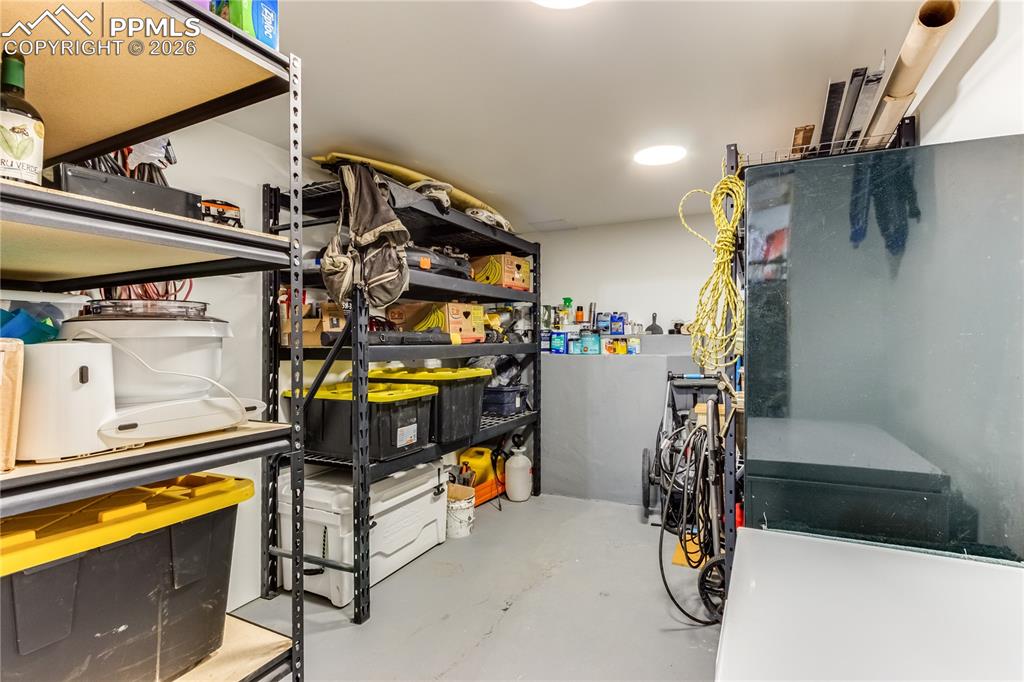 Image 47 of 48: Deck