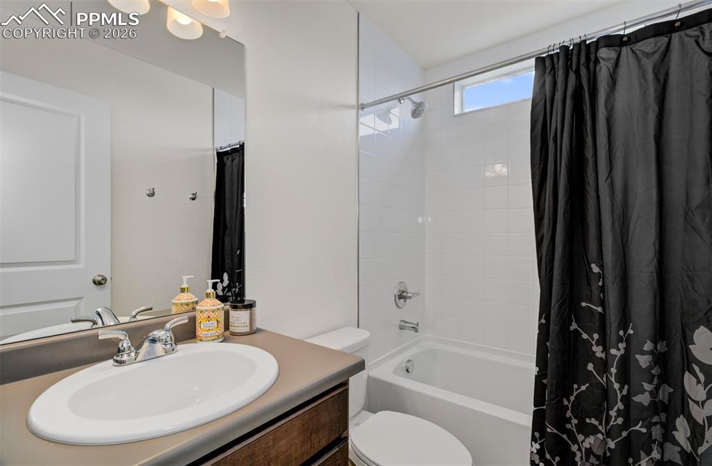 Image 18 of 44: Bathroom