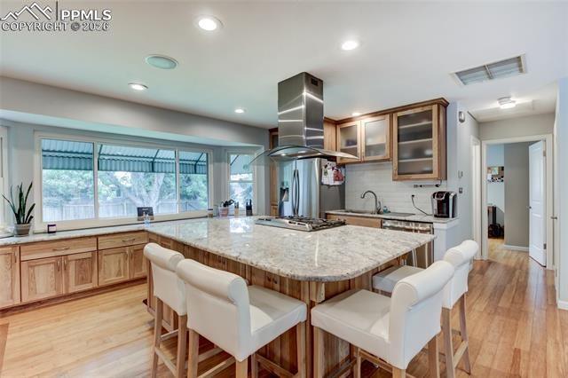 Image 2 of 23: Kitchen