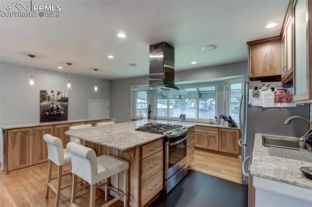 Image 4 of 23: Kitchen