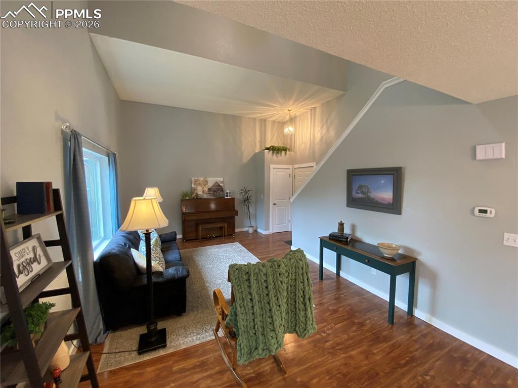 Image 14 of 34: Easy to entertain in this renovated area