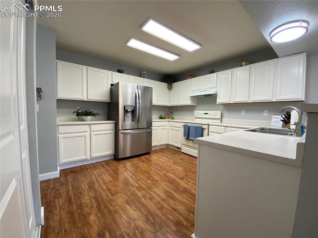 Image 5 of 34: Newly painted & with NEW lighting