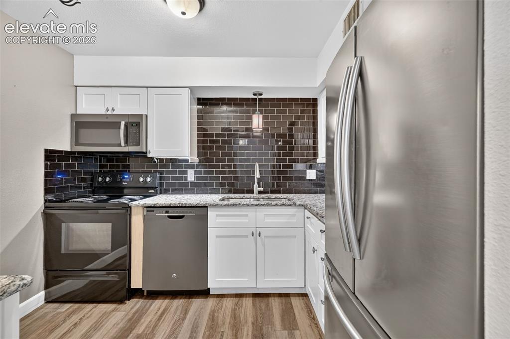 Image 13 of 26: Kitchen