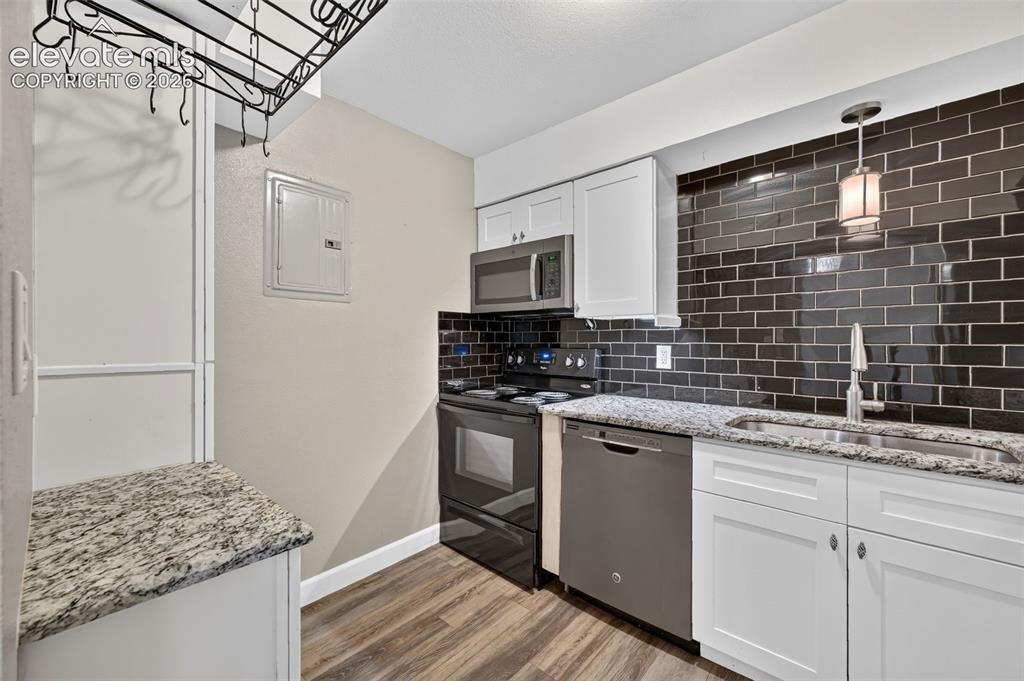 Image 14 of 26: Kitchen