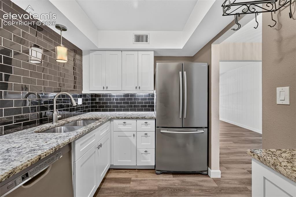 Image 15 of 26: Kitchen