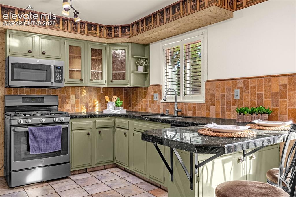 Image 11 of 46: Kitchen