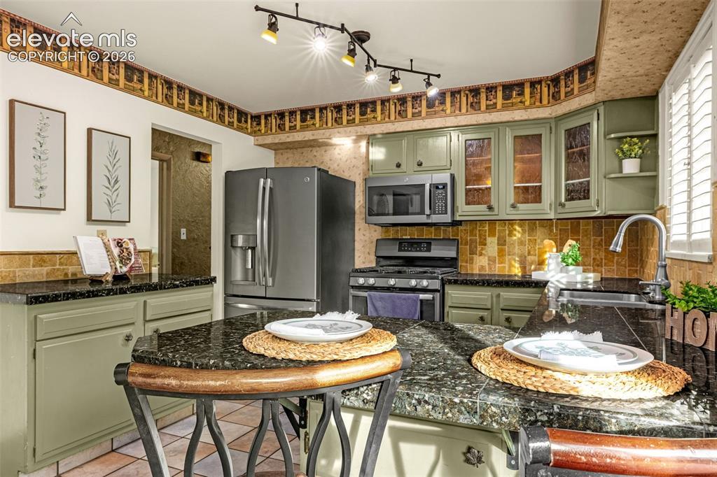 Image 12 of 46: Kitchen