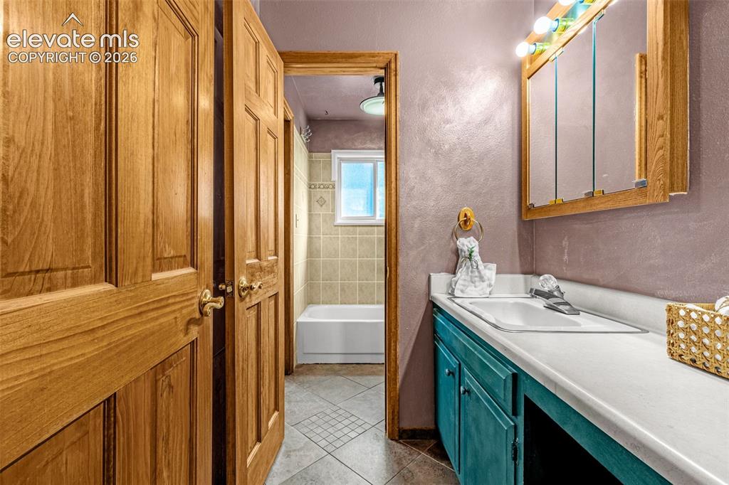 Image 14 of 46: Bathroom