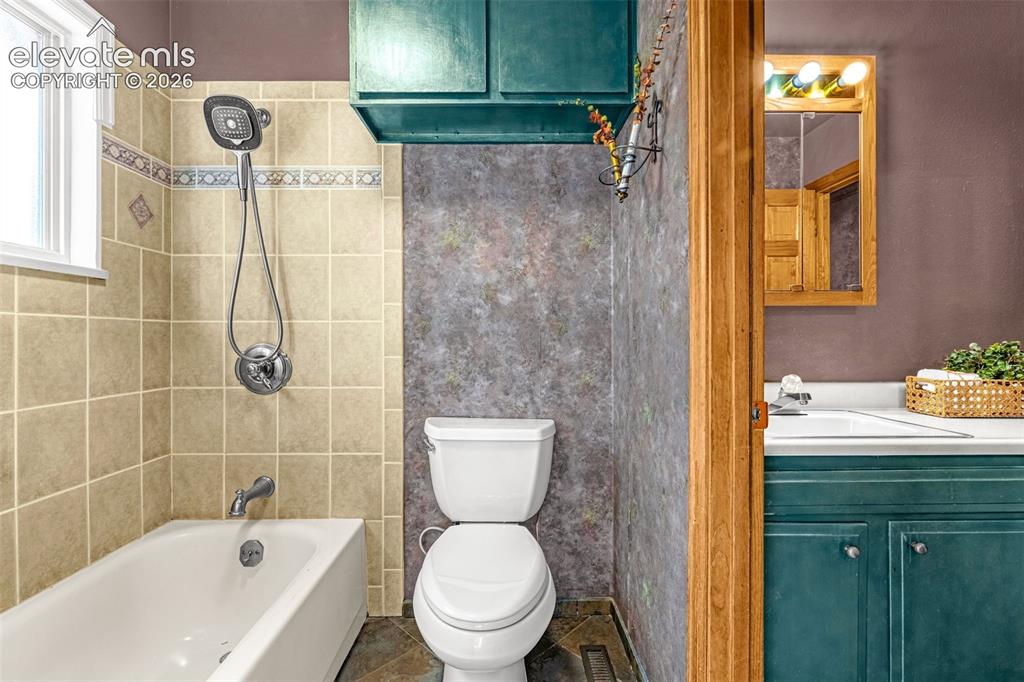 Image 15 of 46: Bathroom