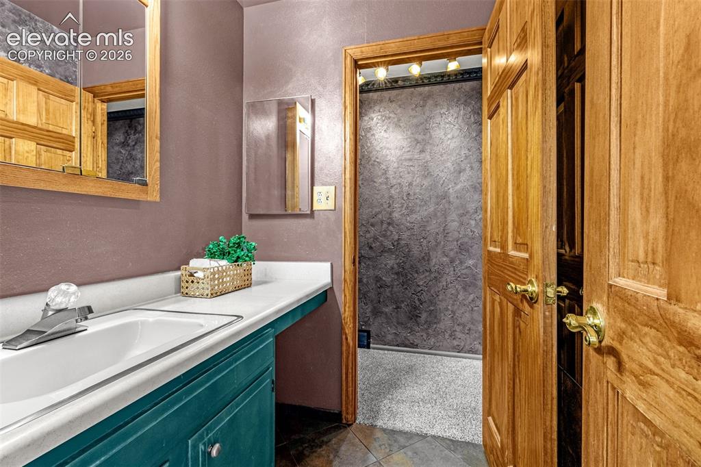 Image 16 of 46: Bathroom