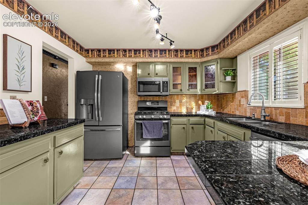 Image 7 of 46: Kitchen