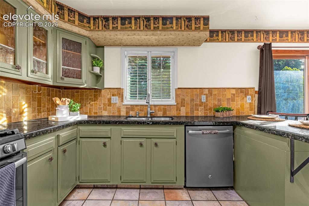 Image 9 of 46: Kitchen