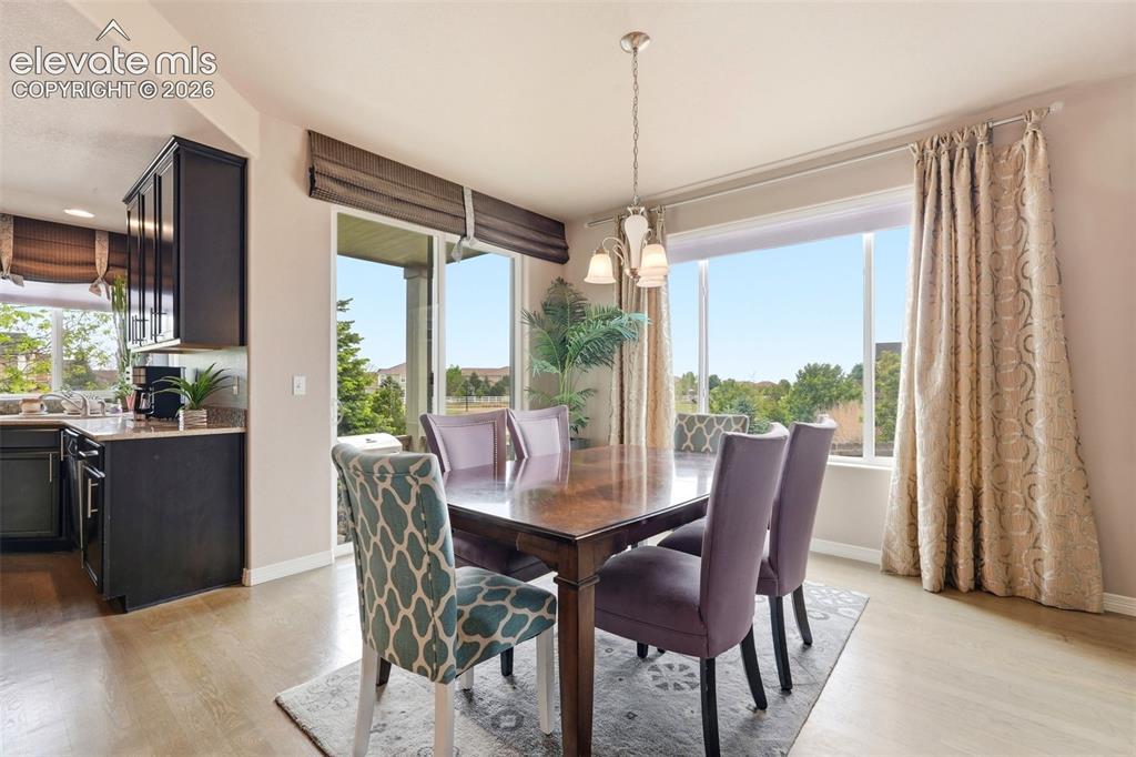 Image 14 of 50: Dining Area