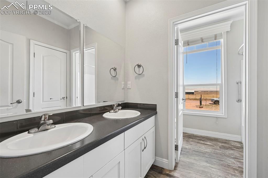 Image 15 of 34: Bathroom