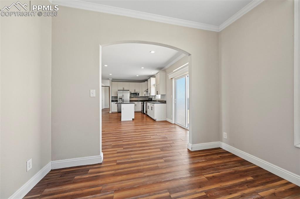 Image 19 of 34: Dining Room