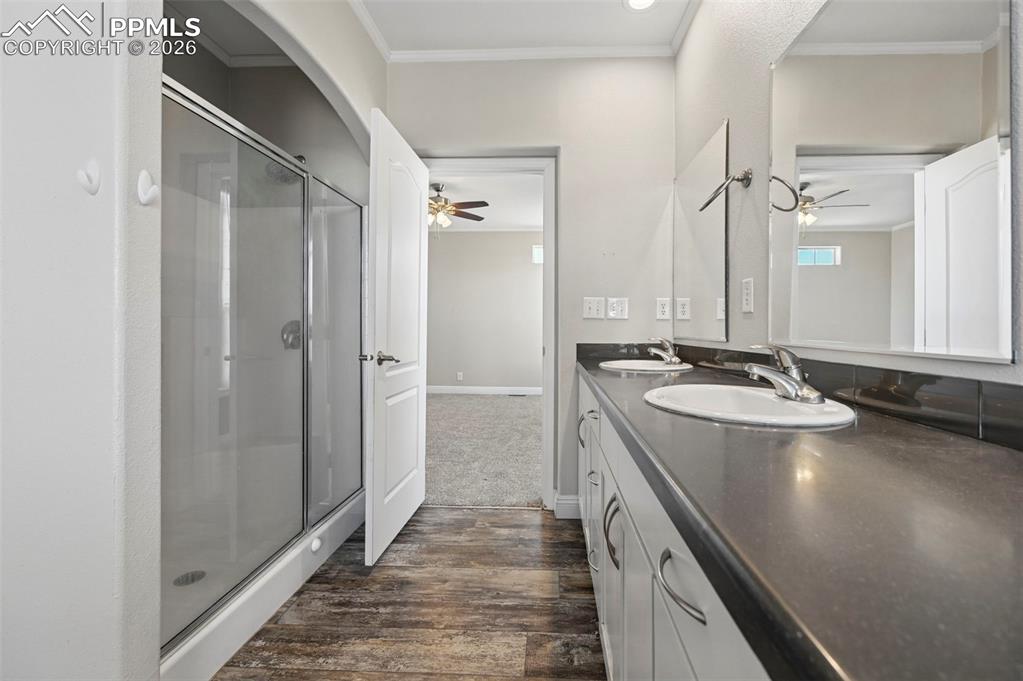 Image 22 of 34: Bathroom