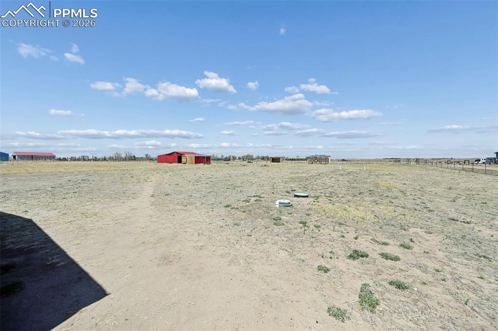 Image 31 of 34: Yard