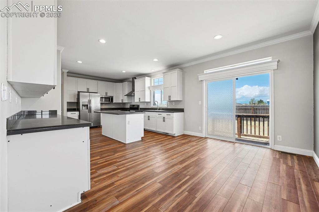 Image 4 of 34: Kitchen