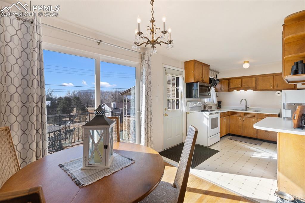 Image 10 of 25: Dining Area