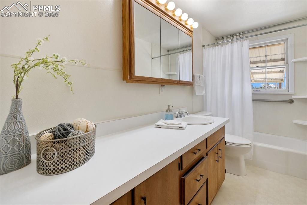 Image 13 of 25: Bathroom