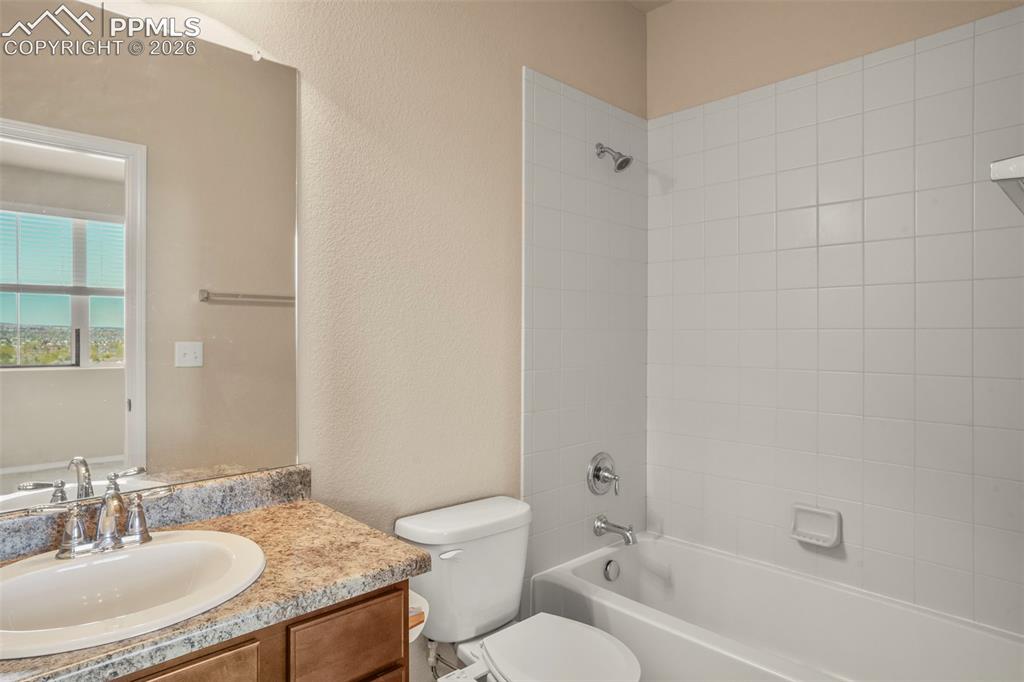 Image 16 of 30: Bathroom