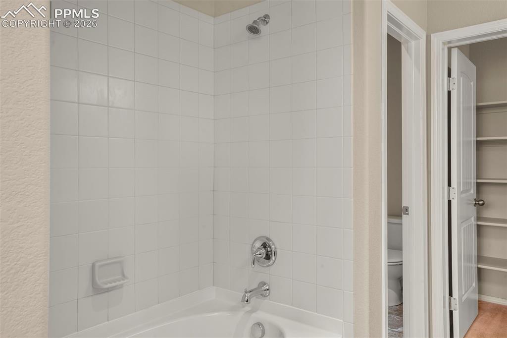 Image 24 of 30: Bathroom