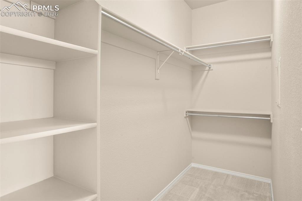 Image 25 of 30: Closet