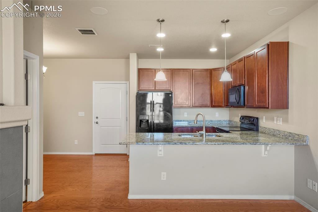 Image 4 of 30: Kitchen