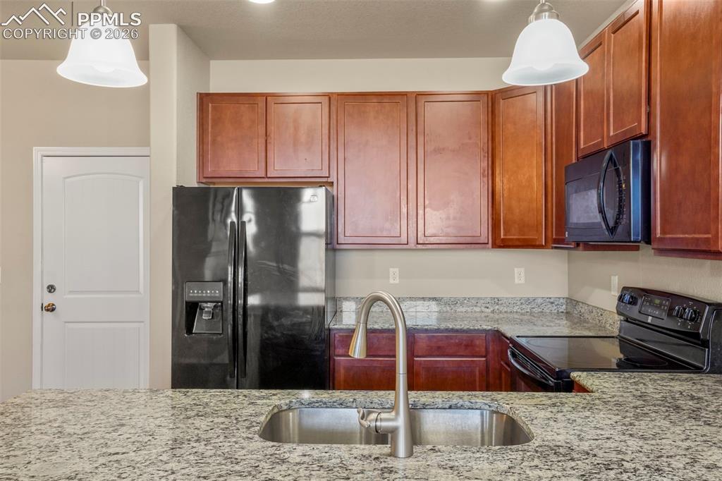 Image 7 of 30: Kitchen