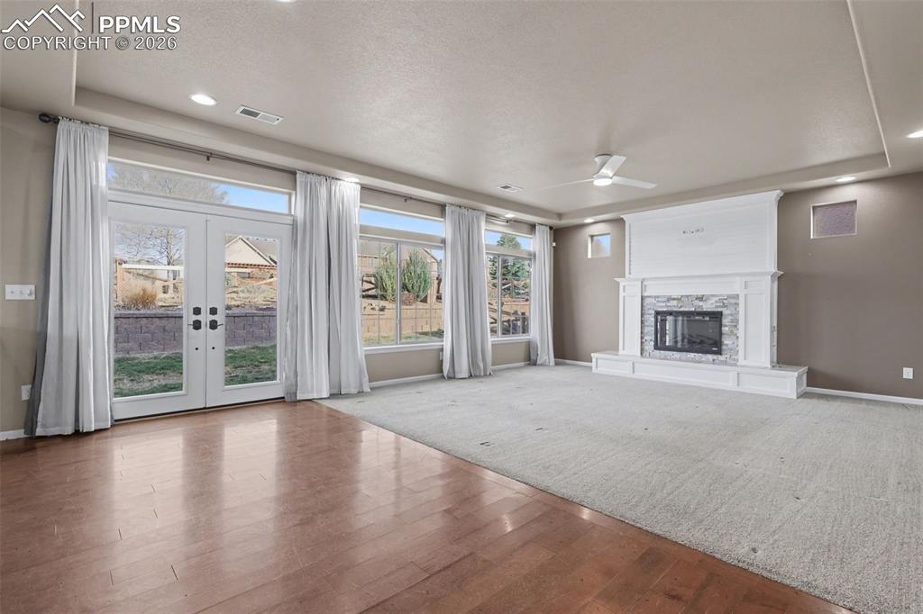 Image 19 of 48: Living Room