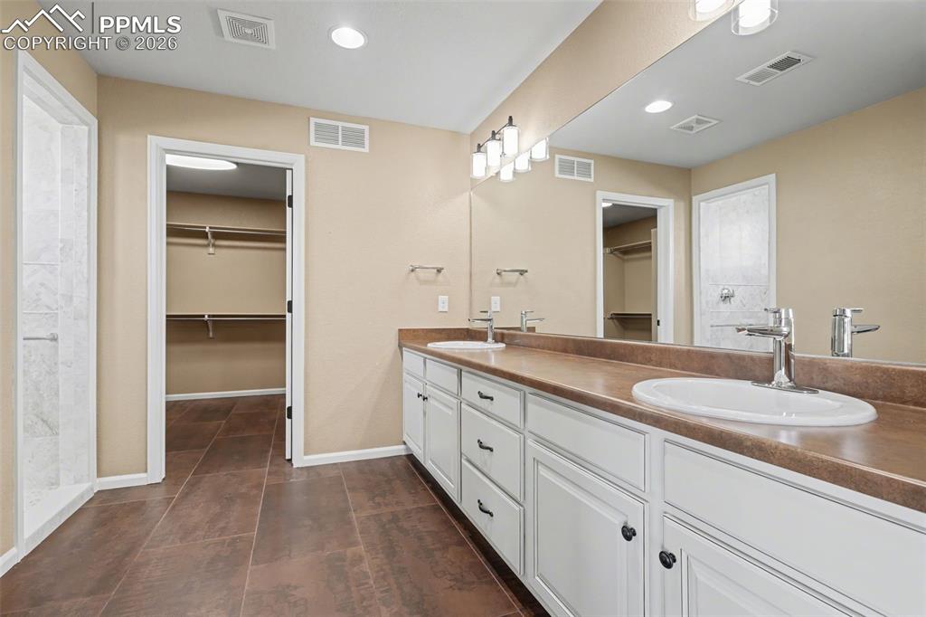 Image 30 of 48: Bathroom