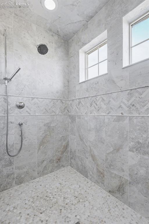 Image 31 of 48: Bathroom