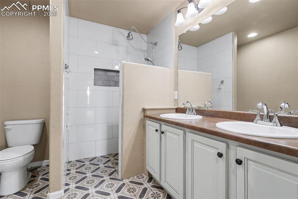 Image 35 of 48: Bathroom