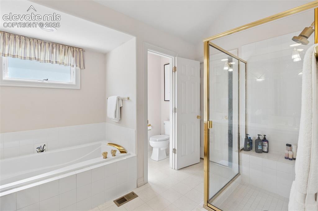Image 18 of 27: Bathroom