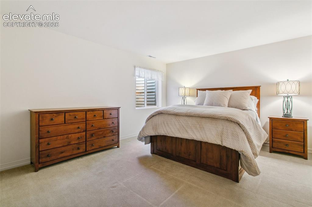 Image 19 of 27: Bedroom