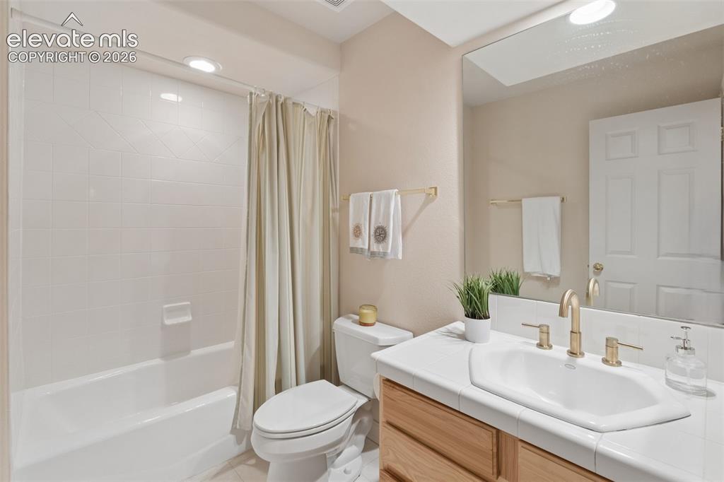 Image 20 of 27: Bathroom
