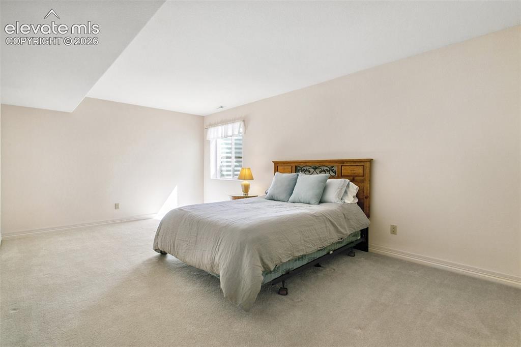 Image 21 of 27: Bedroom