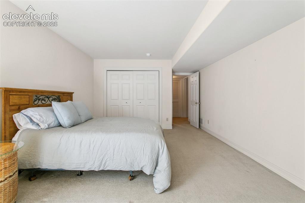 Image 22 of 27: Bedroom