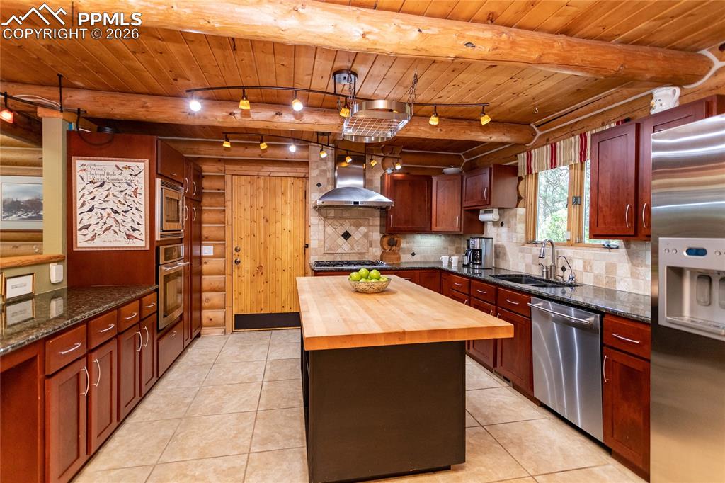 Image 11 of 50: Kitchen